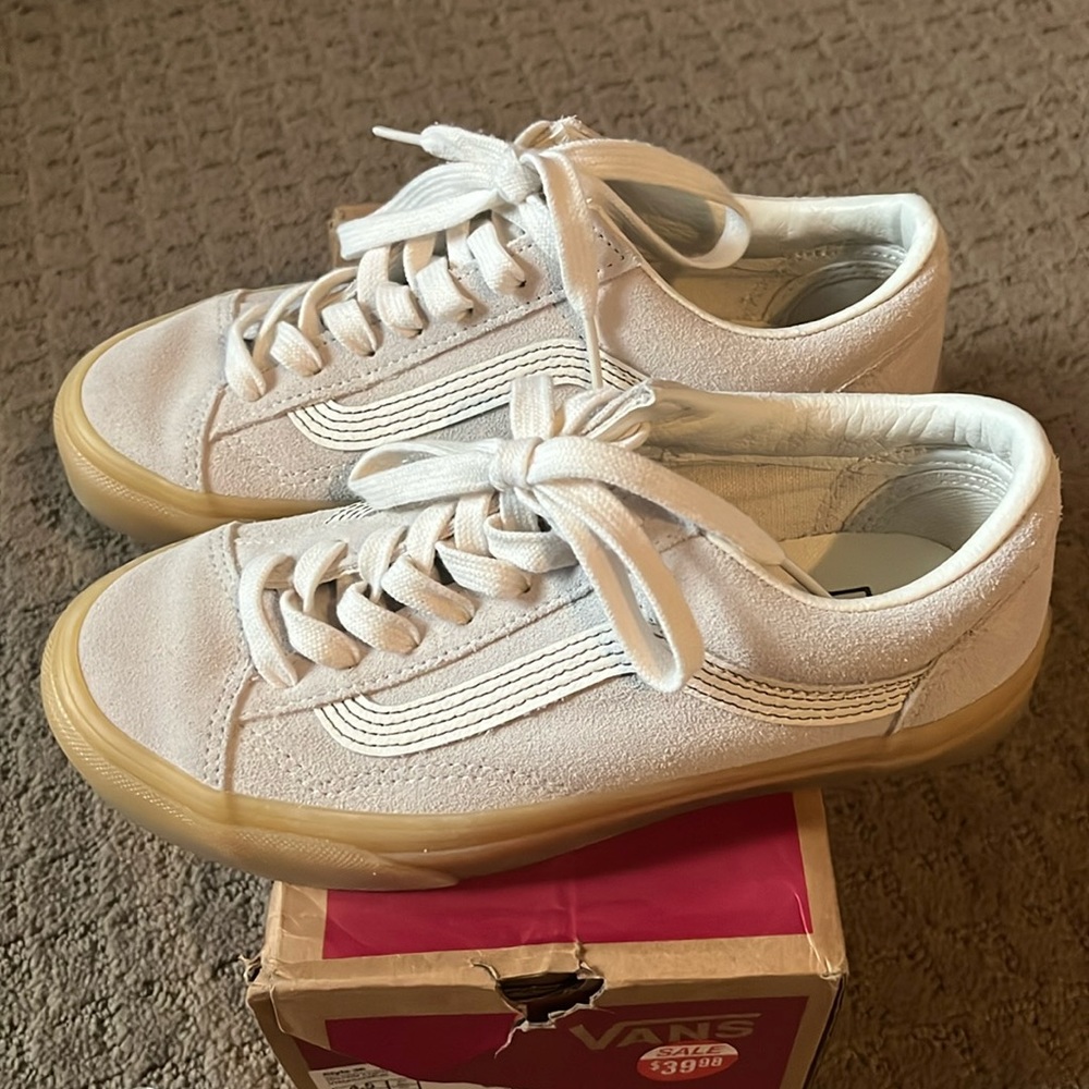 Vans cream shoes Women Size 6, Men 4.5.